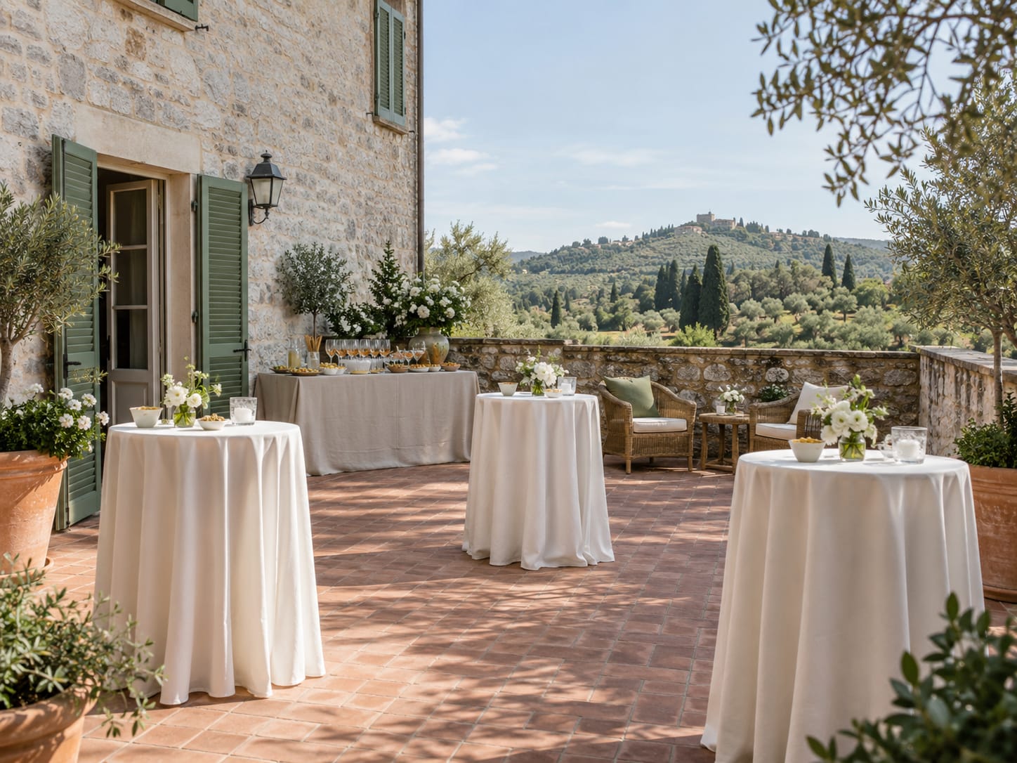 Terrazza allestita per un aperitivo di matrimonio